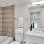 Hotel Chic Getaway Across From French Quarter 3*