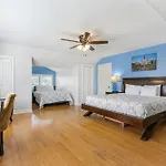 Comfortable Rooms Near All Nola Hot Spots *
