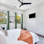 Modern 5Br Home W Balcony & Backyard Oasis
