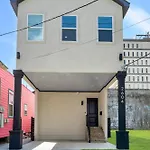 Modern 5Br Home W Balcony & Backyard Oasis