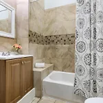 Elegant 4br In Downtown Apartment *