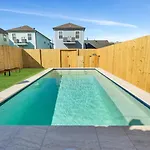 Spacious Retreat W Pool & Gated Backyard