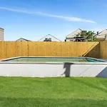 Spacious Retreat W Pool & Gated Backyard