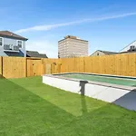 Spacious Retreat W Pool & Gated Backyard