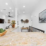Mid-City 2Br W Balcony & Chefs Kitchen