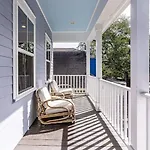 Pet-Friendly Bungalow W Chefs Kitchen & Balcony