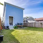 Pet-Friendly Bungalow W Chefs Kitchen & Balcony