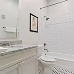 Group-friendly Nola Near Bourbon *