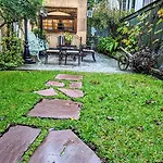 Parisian Courtyard Inn