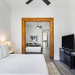 Delightful Canal Street Family In Mid-city Holiday home New Orleans