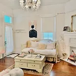 Apartment 3br Gorgeous Paris Penthouse Sleeps 5 W Balcony, Fq, Streetcar!! *