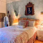 3Br Gorgeous Paris Penthouse Sleeps 5 W Balcony, Fq, Streetcar!!