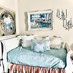 3br Gorgeous Paris Penthouse Sleeps 5 W Balcony, Fq, Streetcar!!