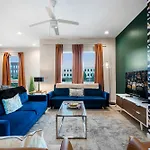 Luxury 3-story W Pool & Parking Garage Holiday home