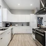 Luxury 3-story W Pool & Parking Garage