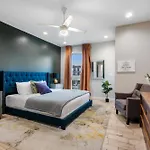 Luxury 3-story W Pool & Parking Garage Holiday home