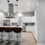 Holiday home Luxury 3-story W Pool & Parking Garage