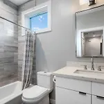 Luxury 3-story W Pool & Parking Garage Holiday home *