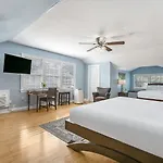 Comfortable Rooms Near All Nola Hot Spots *