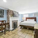 Comfortable Rooms Near All Nola Hot Spots Apartment *