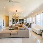 Aparthotel Modern, Spacious With Luxury Amenities