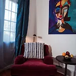 Royal Frenchmen And Bar Hotel