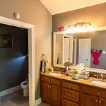 Gentilly With Off Street Parking And Jacuzzi Style Tub Holiday home
