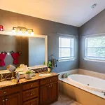 Gentilly With Off Street Parking And Jacuzzi Style Tub *