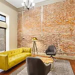 Chuck's Place Aparthotel