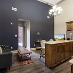 Chuck's Place Aparthotel 2*