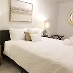 7 Br- Sleeps 15! Famous Lakefront Amazing Property! Hotel New Orleans