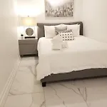 7 Br- Sleeps 15! Famous Lakefront Amazing Property! Hotel