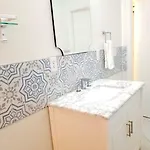 Hotel 7 Br- Sleeps 15! Famous Lakefront Amazing Property! 4*