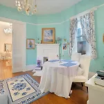 4Br 3 Ba Huge, Balcony, Cemetery, Streetcar Sleeps 8!