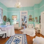 4Br 3 Ba Huge, Balcony, Cemetery, Streetcar Sleeps 8!