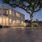 Amazing 3br Off St Charles With Pool Apartment *
