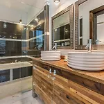 Spacious Loft-style 3br Townhouse By Hosteeva Apartment