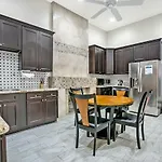Stylish 4Br Condo In Downtown By Hosteeva