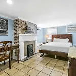 Comfortable Rooms Near All Nola Hot Spots *