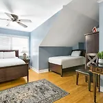 Comfortable Rooms Near All Nola Hot Spots *