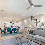 Townhouse Near Attractions *