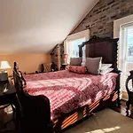 Parisian Courtyard Inn