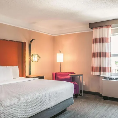 La Quinta & By Wyndham Downtown Hotel