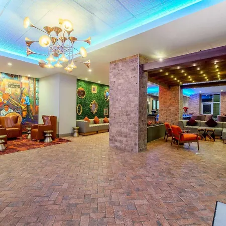 La Quinta & By Wyndham Downtown Hotel
