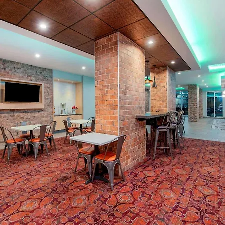 La Quinta & By Wyndham Downtown Hotel
