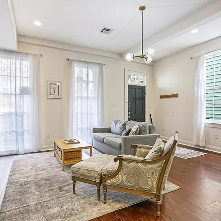 Holiday home Stunning Greek Revival In Lower Garden District