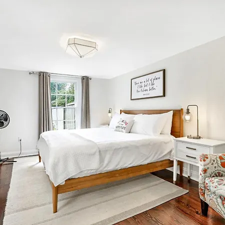 Holiday home Stunning Greek Revival In Lower Garden District