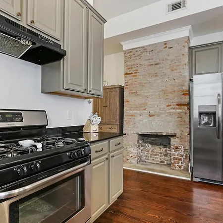 Holiday home Stunning Greek Revival In Lower Garden District *