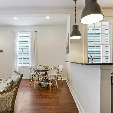 Stunning Greek Revival In Lower Garden District Holiday home
