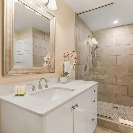 Peaceful Walking Distance To Bourbon Street Apartment
